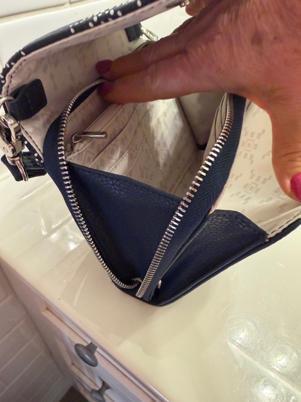 thirty-one Navy Crossbody Limited Edition -NWOT - Picture 6 of 7